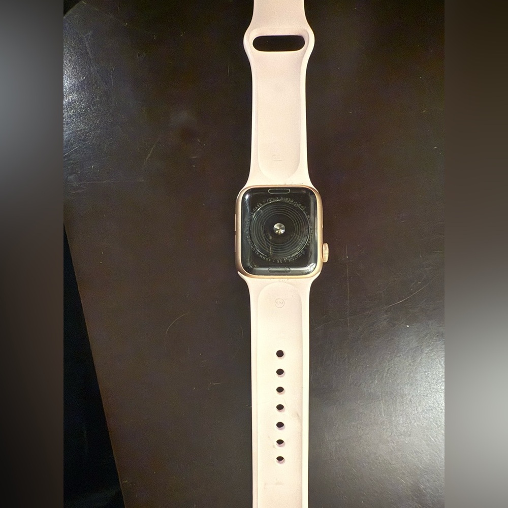 Rose Gold Apple Watch SE - Picture 4 of 6
